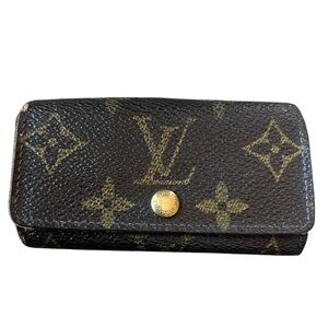 Louis Vuitton 4 Key Holder, Pre- Loved. Good condition!